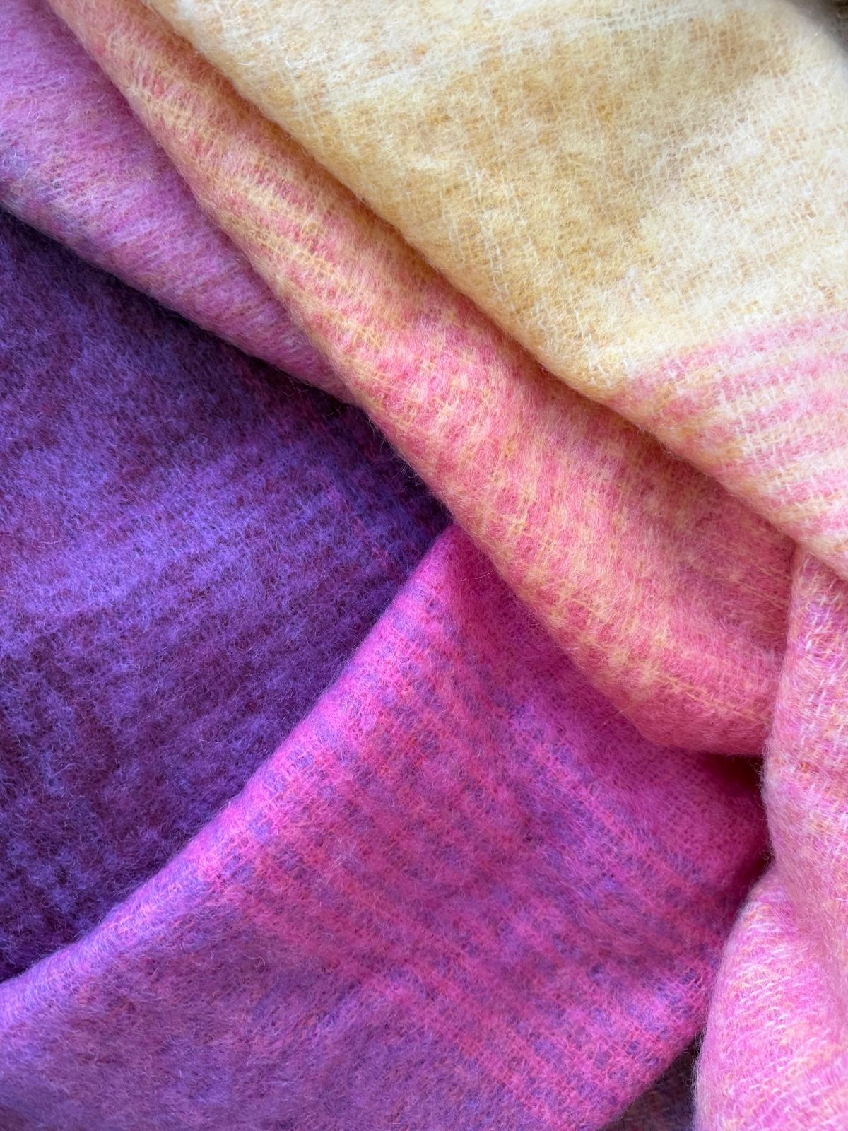 Manta de lana de mohair rosa, amarillo y morado