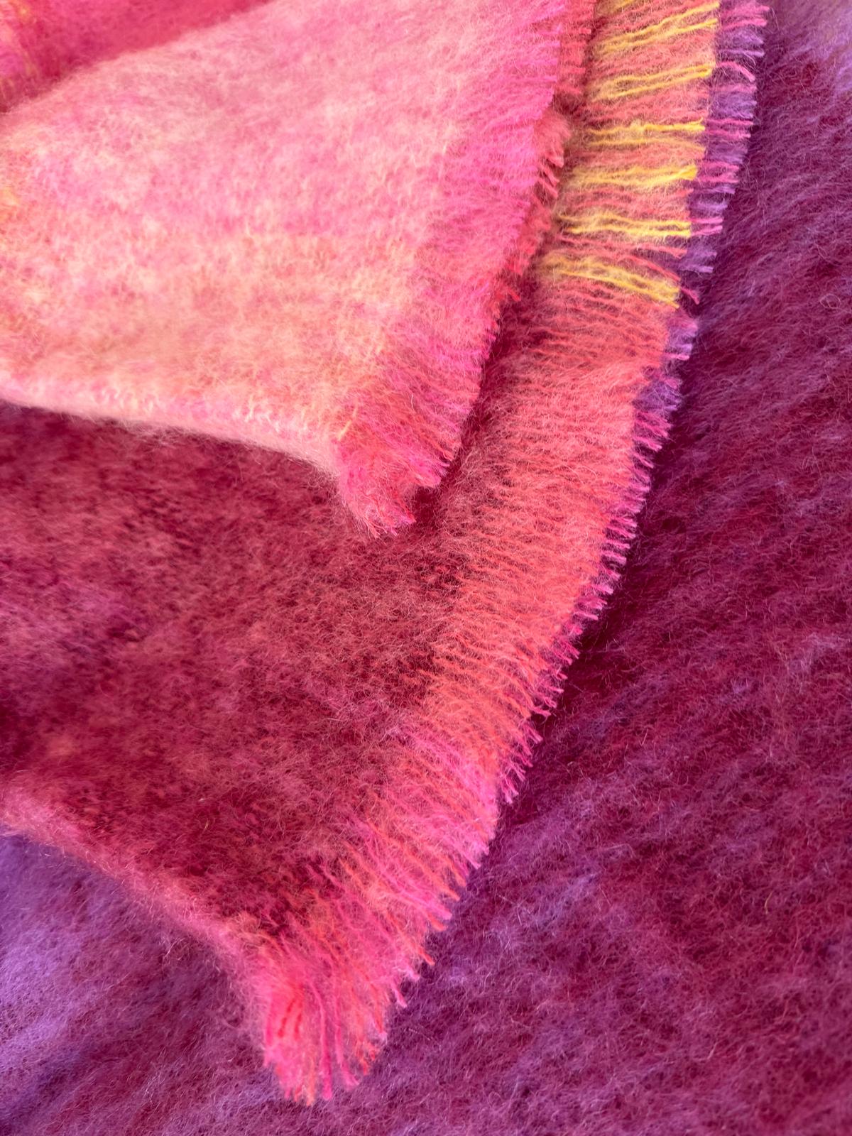 Manta de lana de mohair rosa, amarillo y morado