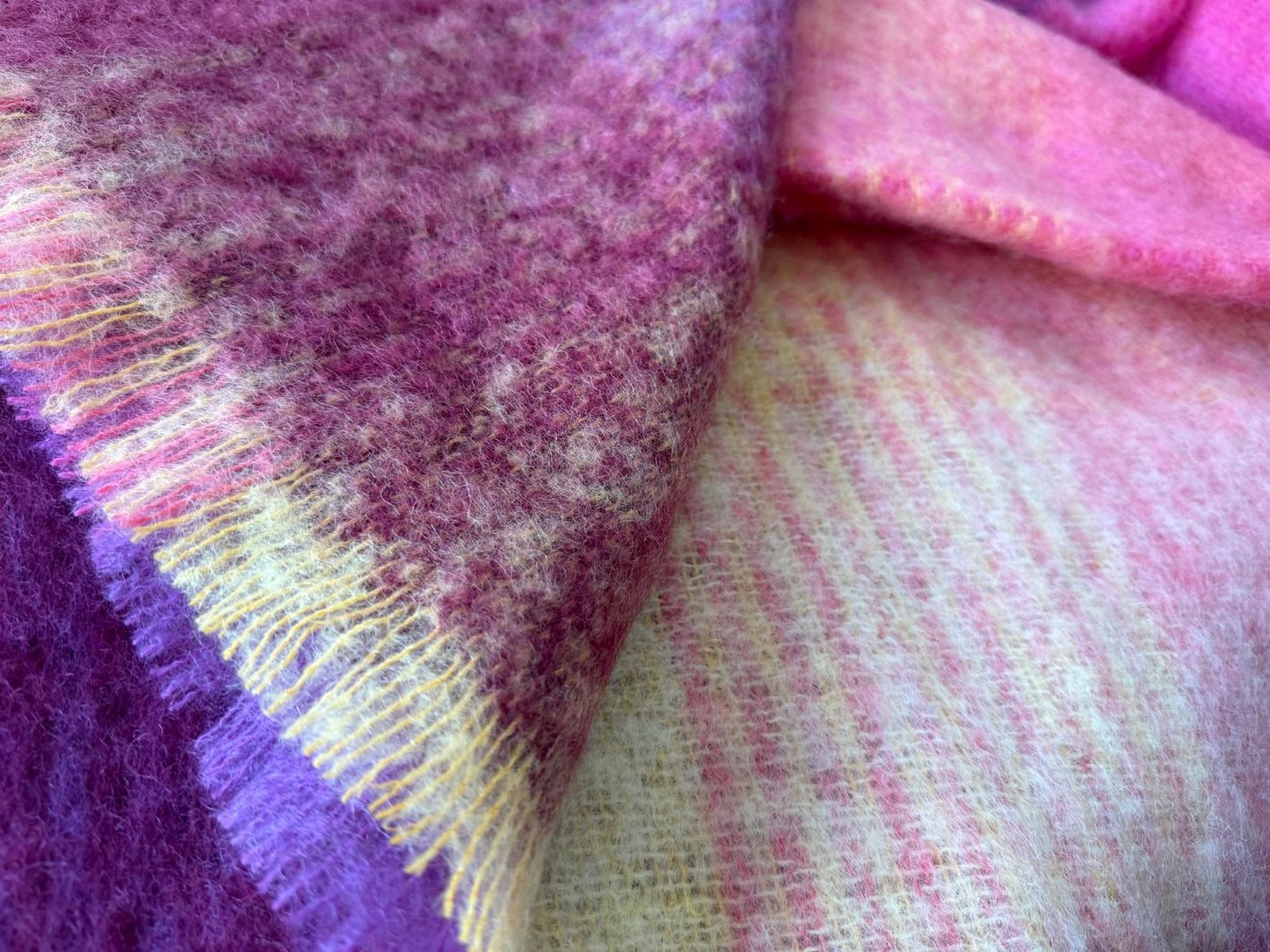 Manta de lana de mohair rosa, amarillo y morado